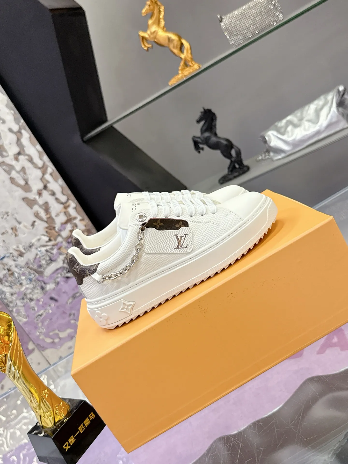 Factory price: 640💰 Louis Vuitton Louis Vuitton 25ss new style💗 Presbyopic chain sneakers, white shoes, many Internet celebrity fashion bloggers plant grass, simple shoe shape grid design, brand LOGO embossing, hardware buckle, presbyopic stitching, LV Circle rubber patch on the tongue with rich details 🌹 Original custom silk cowhide on the upper, water-dyed cowhide on the inside, one-piece molding process EVA feet 😄 Original open molded T men's shoes 💰U outsole LV white shoes series Size: 35-40